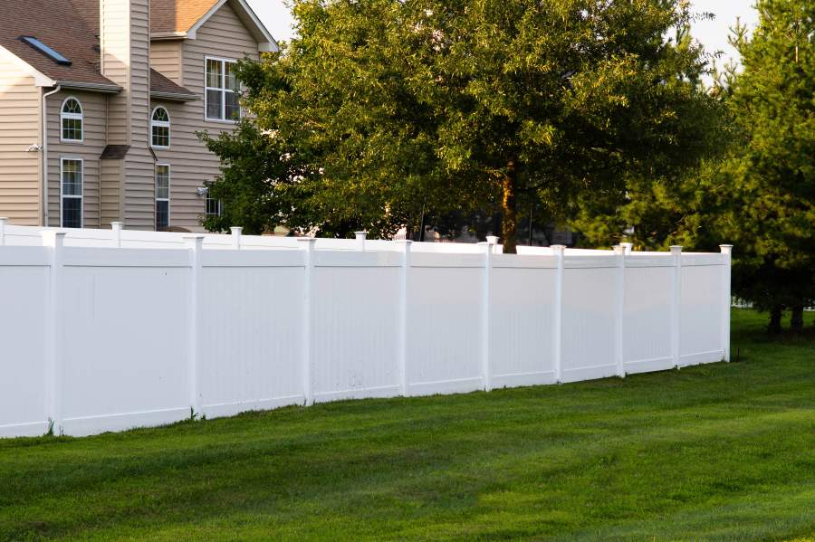 Does Installing a Vinyl Privacy Fence Raise Resale Price?